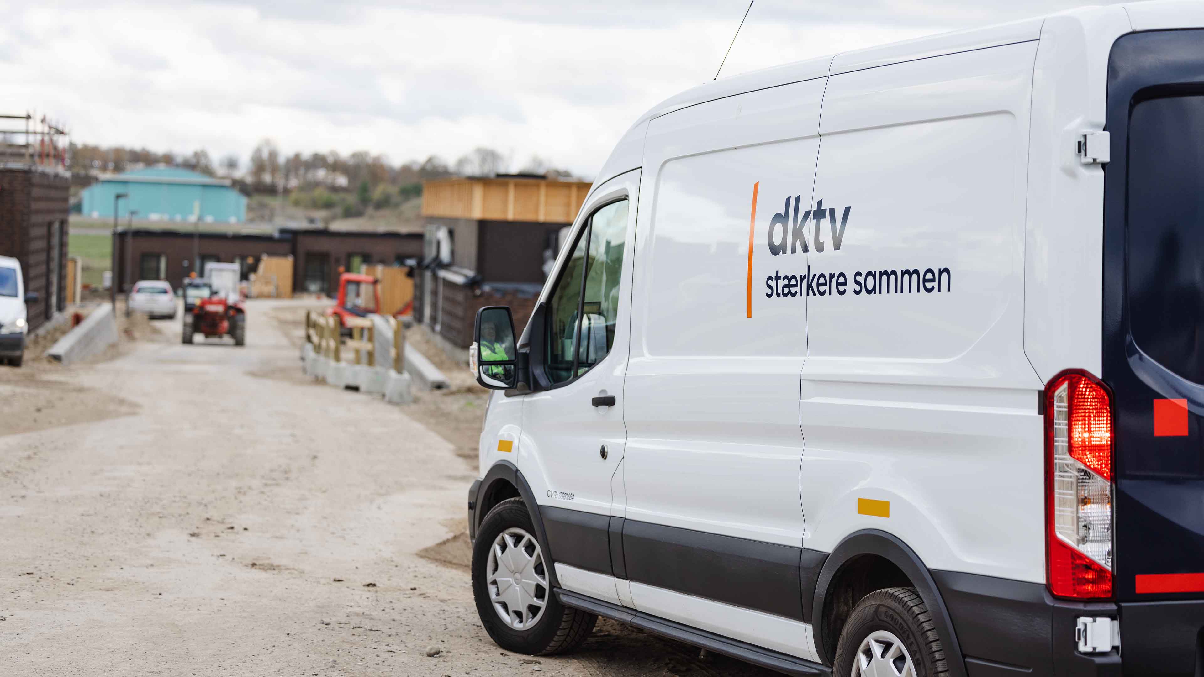 Dktv Bil Foran Byggeplads I Værløse